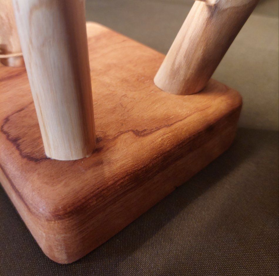 Base de madera artesanal hecha por el taller Caaobetí