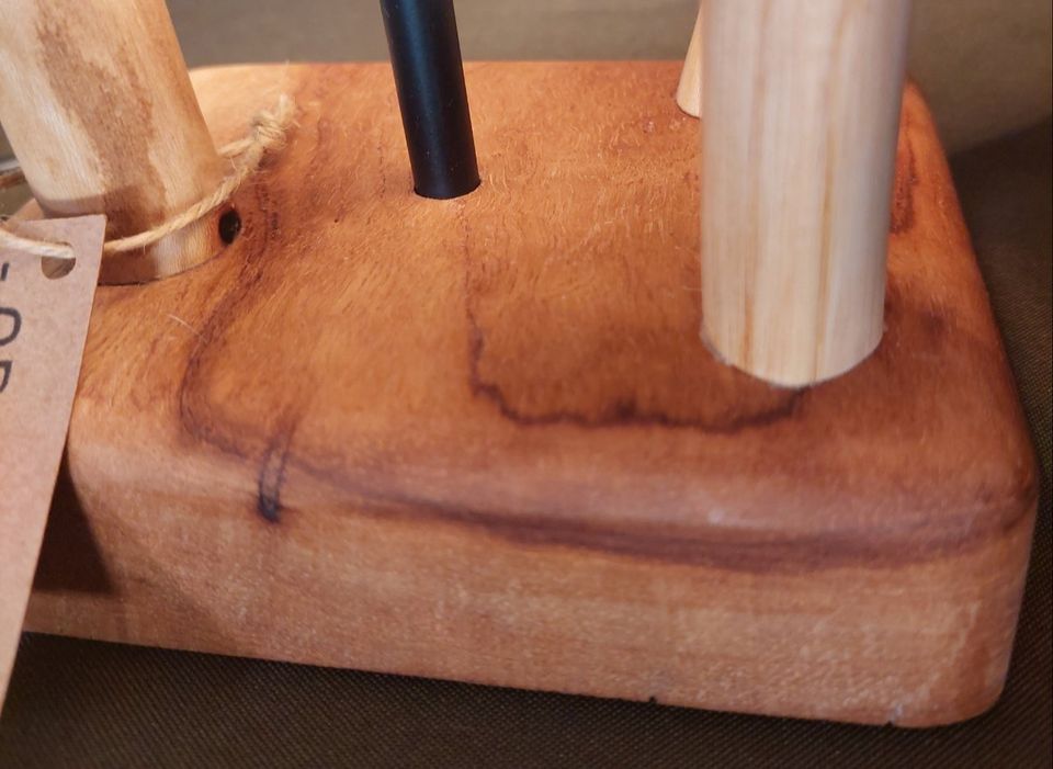 Base de madera artesanal hecha por el taller Caaobetí