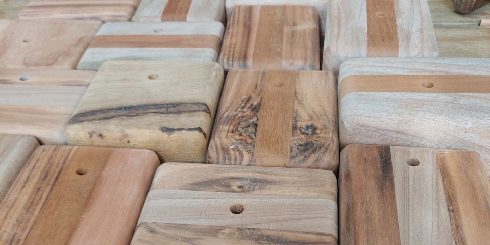Base de madera artesanal hecha por el taller Caaobetí