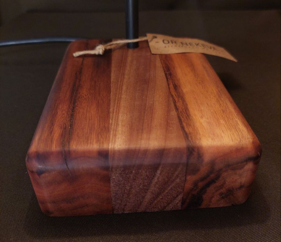 Base de madera artesanal hecha por el taller Caaobetí