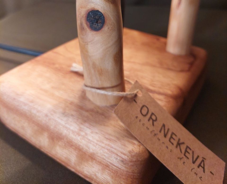 Base de madera artesanal hecha por el taller Caaobetí