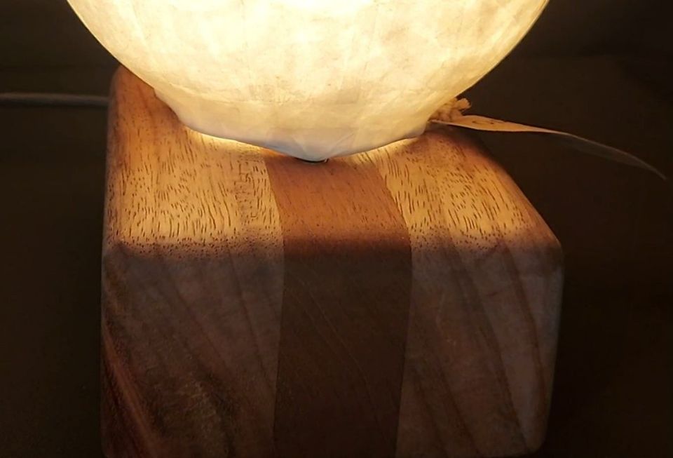 Base de madera artesanal hecha por el taller Caaobetí