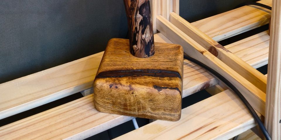Base de madera artesanal hecha por el taller Caaobetí