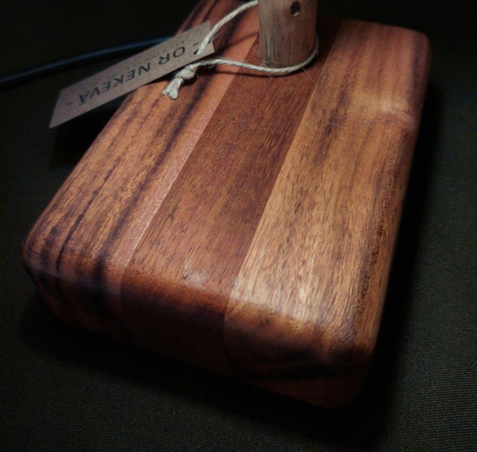 Base de madera artesanal hecha por el taller Caaobetí