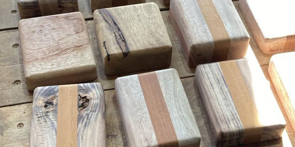 Base de madera artesanal hecha por el taller Caaobetí