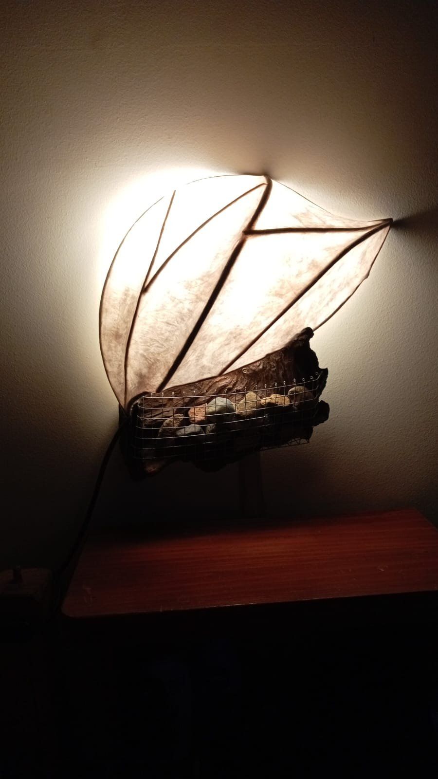 Hoja: aplique de pared con nervaduras de bambú y madera flotante iluminado