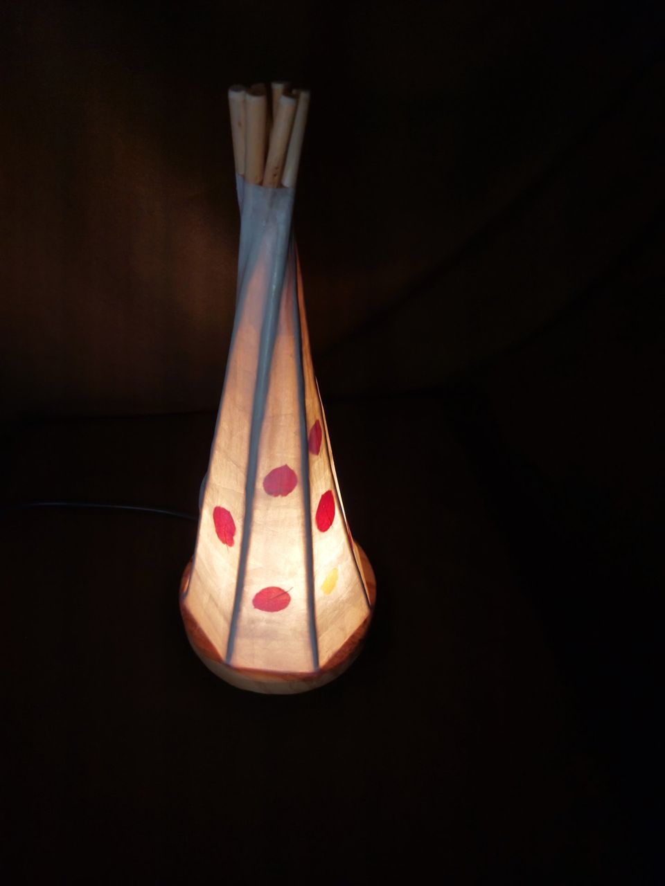 Tipi con pétalos: luminaria cónica de papel con pétalos rosados y cañas de bambú