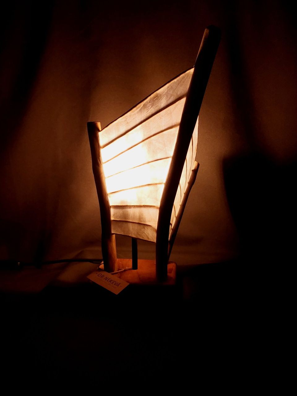 Vela: aplique de pared de papel y bambú con forma de vela de barco, encendido