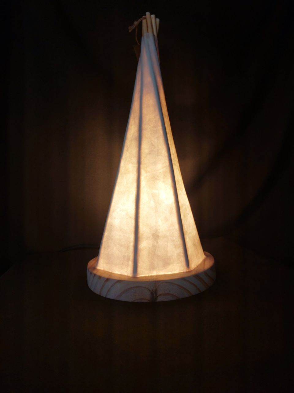 Lámpara cónica tipo tipi con estructura de bambú y base de madera clara